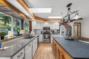 New! Rustic Retreat - Near downtown, parks & hospital - Hot tub - 5 bd
